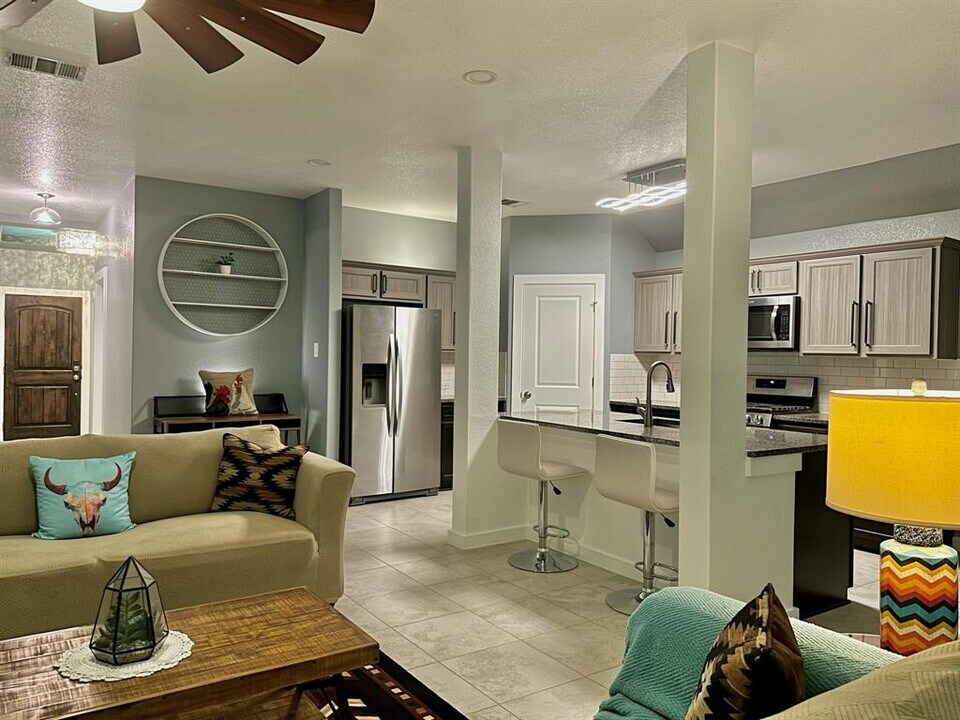 305 Lewisville Ln in Leander, TX - Building Photo