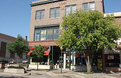 Ten Ten Lofts in Lawrence, KS - Foto de edificio