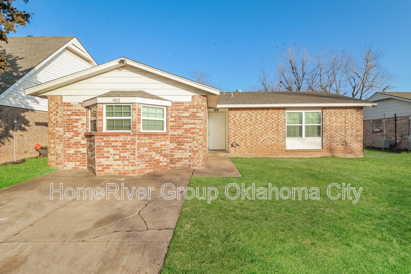 912 Craig Dr in Moore, OK - Building Photo