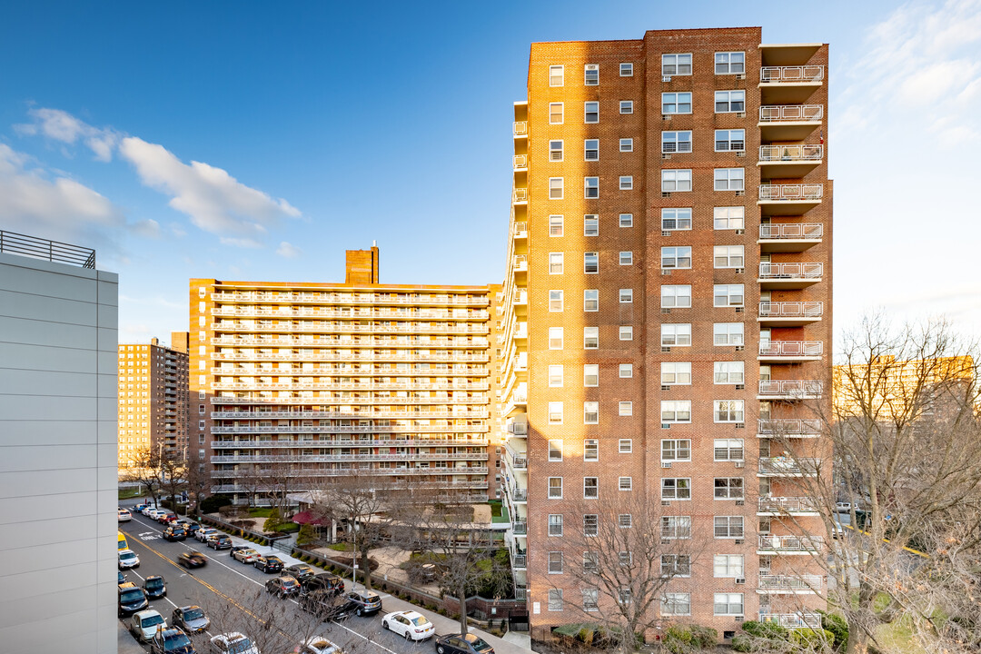 61-15 97th St in Rego Park, NY - Building Photo