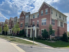 1208 Byrne Blvd in Vernon Hills, IL - Building Photo - Building Photo