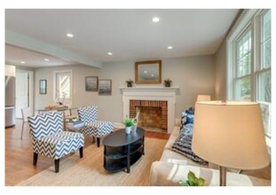 8 Hazelmere Rd in Boston, MA - Foto de edificio - Building Photo