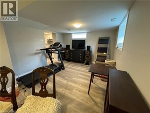 14 Fisher Crescent in Hamilton, ON - Building Photo - Building Photo