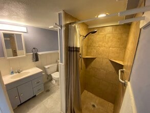 1869 Hawthorne Ave in Reedsport, OR - Building Photo - Building Photo