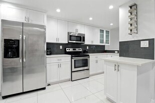 6 Royal Palm Way, Unit 105 in Boca Raton, FL - Building Photo