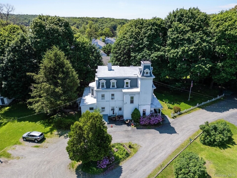 1860 E Main St in Mohegan Lake, NY - Building Photo