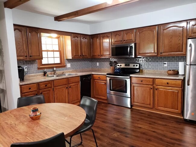 4880 S 69th St in Greenfield, WI - Foto de edificio - Building Photo