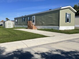 15861 Marentette Dr in Clinton Township, MI - Building Photo