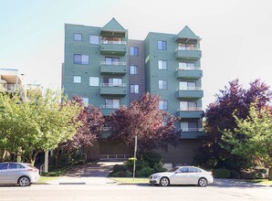 AVA Avalon West Apartments in Seattle, WA - Building Photo - Building Photo