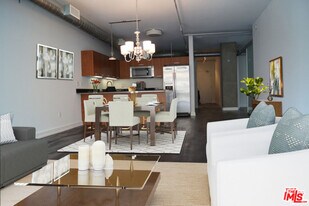 645 W 9th St in Los Angeles, CA - Building Photo