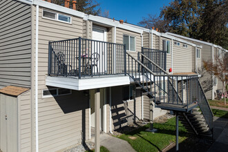 Stony Creek Apartments in Santa Rosa, CA - Building Photo - Building Photo