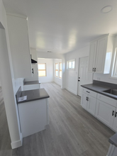 7986 Cleta St in Downey, CA - Foto de edificio - Building Photo