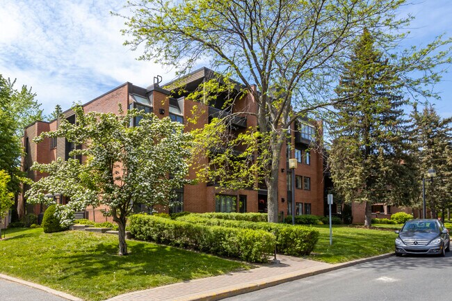 195 Seigneurial O in St-Bruno-de-Montarville, QC - Building Photo - Building Photo