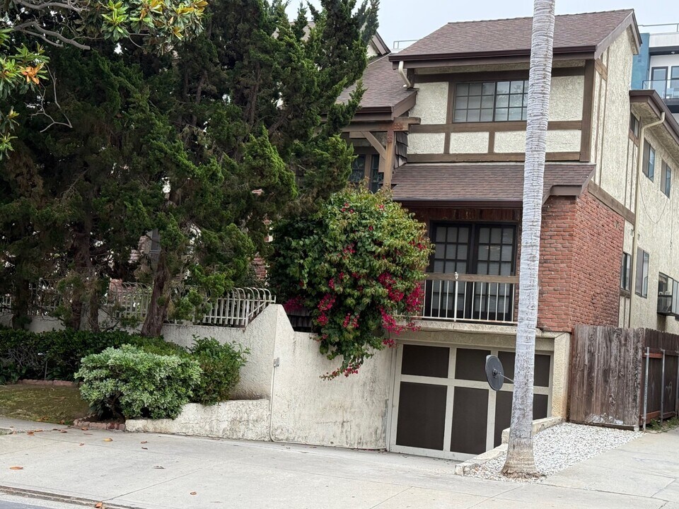 3647 Keystone Ave, Unit 4 in Los Angeles, CA - Foto de edificio