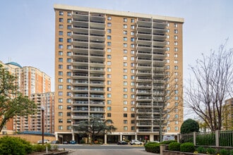 Tower Villas in Arlington, VA - Building Photo - Building Photo