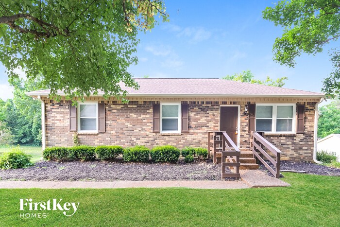 704 Berkshire Dr in Old Hickory, TN - Foto de edificio