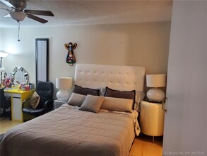 1300 NE Miami Gardens Dr in Miami, FL - Building Photo - Building Photo
