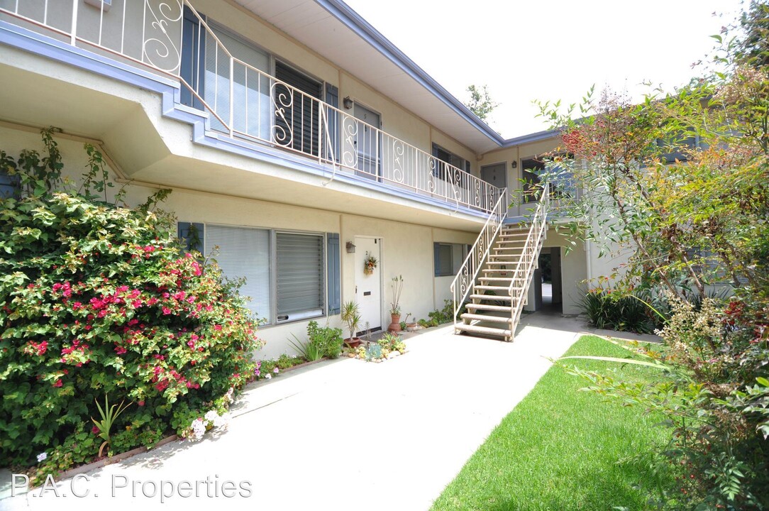 121 W Arrellaga St in Santa Barbara, CA - Building Photo