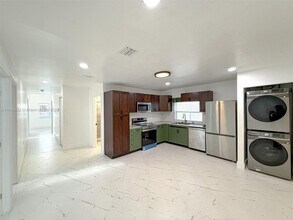1064 NW 29th Terrace in Miami, FL - Building Photo - Building Photo