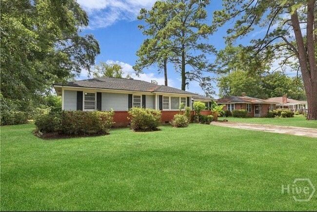 property at 7 Chippewa Dr