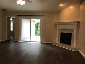 2469 Royal Pointe Dr in Green Cove Springs, FL - Foto de edificio - Building Photo