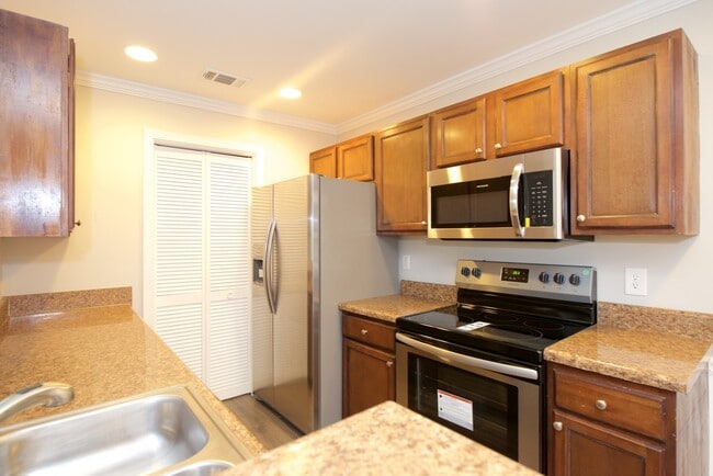 225 Warm Springs Cir in Roswell, GA - Building Photo - Building Photo