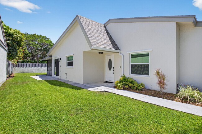 45 Baytree Cir in Boynton Beach, FL - Building Photo - Building Photo