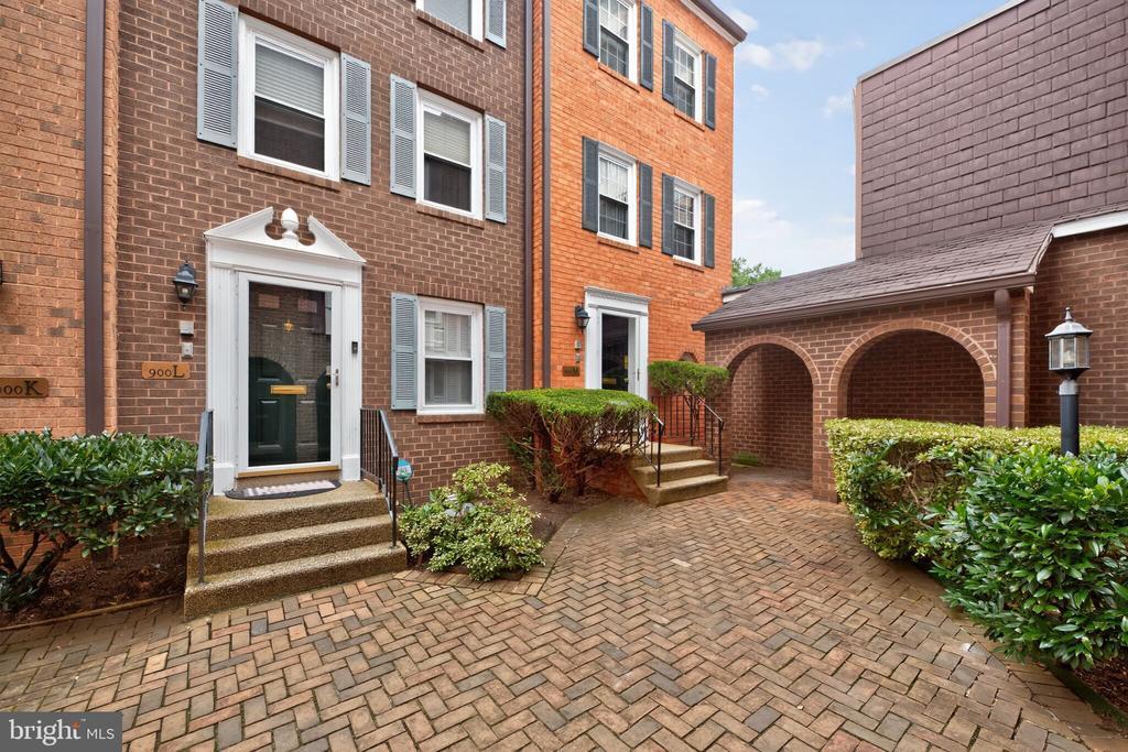 900 24th St NW in Washington, DC - Building Photo