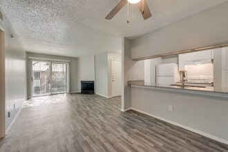 ROCHELLE PLACE in Irving, TX - Foto de edificio - Building Photo