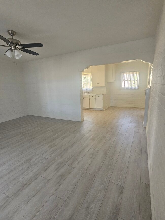 7107 Etiwanda Ave in Reseda, CA - Foto de edificio - Building Photo