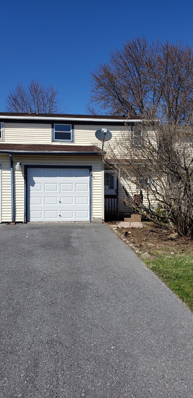 8118 lank Way Rentals in Clay, NY