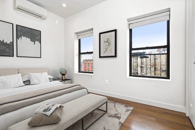130 1st Ave in New York, NY - Building Photo - Building Photo