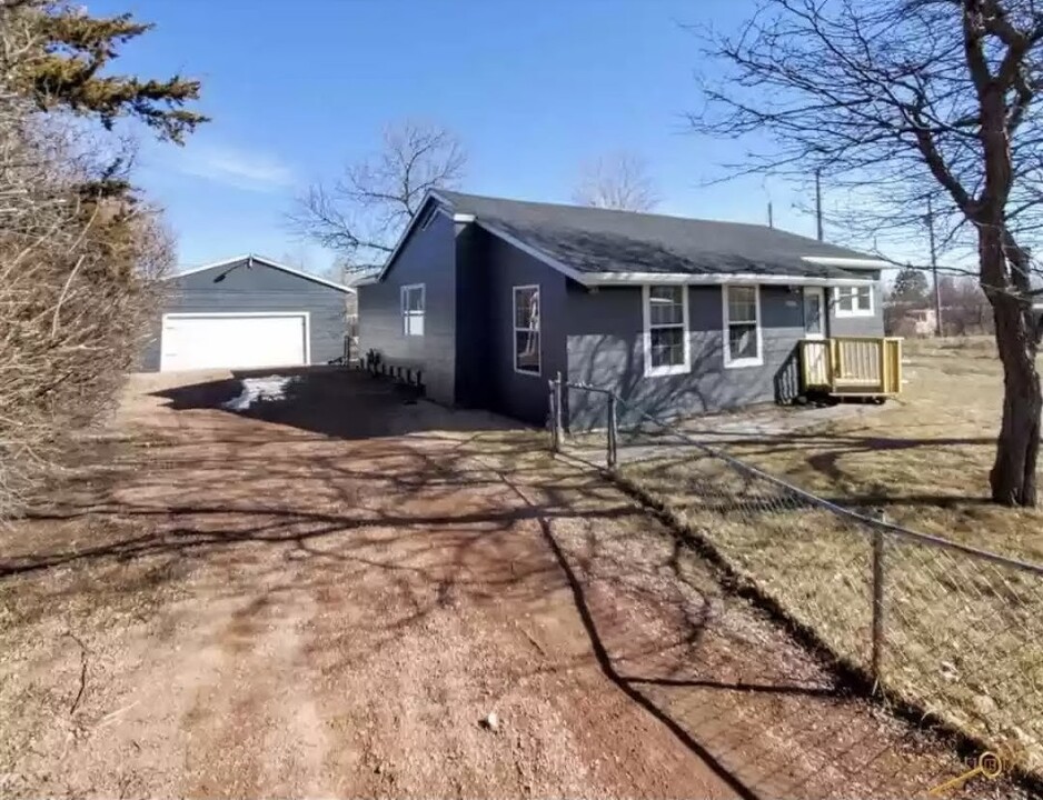 1946 Sweetbriar St in Rapid City, SD - Foto de edificio