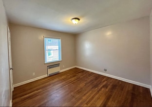 353 N Grove St, Unit R 1 in East Orange, NJ - Building Photo - Building Photo