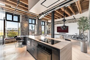 215 Boul. Saint-Laurent in Montréal, QC - Building Photo