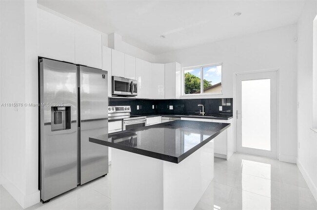 785 SW 7th Ave in Hallandale Beach, FL - Building Photo - Building Photo