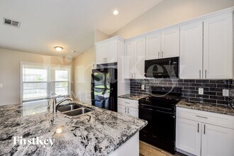 2744 NE 5th Ave in Cape Coral, FL - Foto de edificio - Building Photo