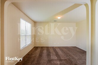 12111 Karnes Way in San Antonio, TX - Foto de edificio - Building Photo