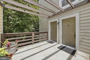 10118 Oakton Terrace Rd in Oakton, VA - Building Photo