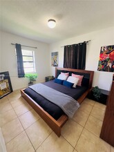 301 NW 37th St in Miami, FL - Foto de edificio - Building Photo