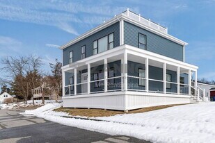 24 Vernon Ave in Bristol, RI - Building Photo