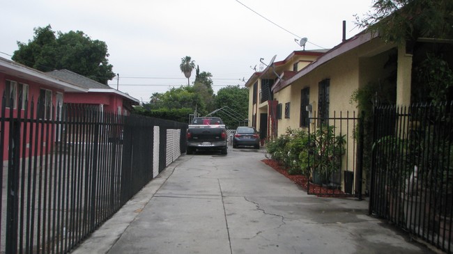 9325 Maie Ave in Los Angeles, CA - Building Photo - Building Photo