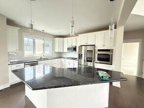 584 Westlake Dr, Unit 116 in East Stroudsburg, PA - Foto de edificio - Building Photo