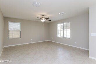 3933 S 82nd Dr in Phoenix, AZ - Foto de edificio - Building Photo