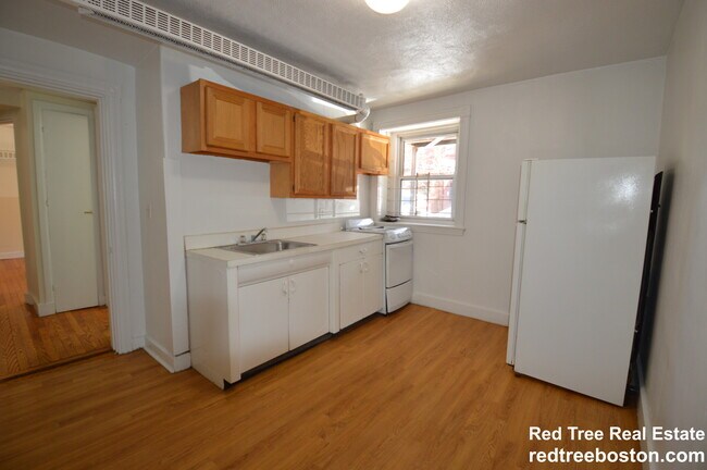1589 Beacon St, Unit B in Brookline, MA - Building Photo - Building Photo