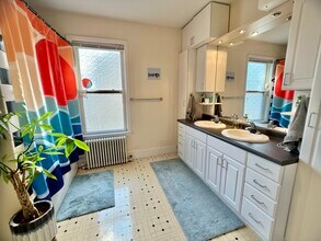 19 Chestnut Sq, Unit 1 CO in Boston, MA - Foto de edificio - Building Photo