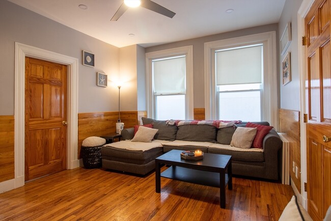 117 Elm St, Unit #2 in Newton, MA - Building Photo - Building Photo