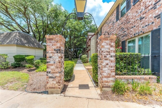 14707 Barryknoll Ln in Houston, TX - Building Photo - Building Photo