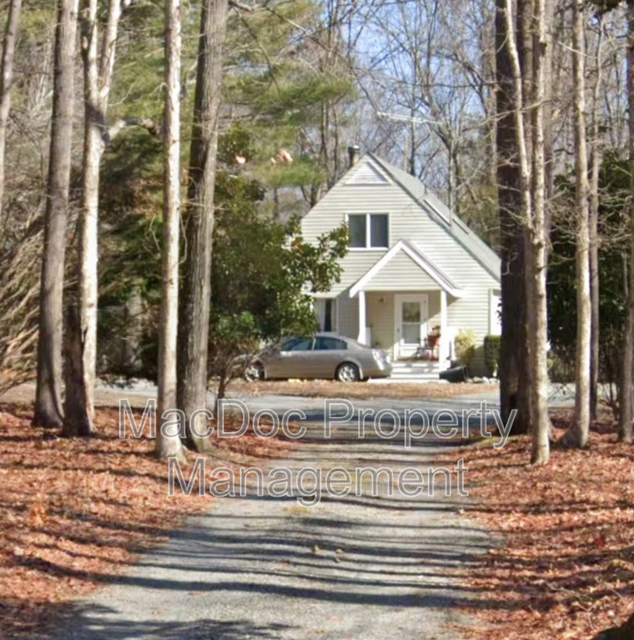 16317 Maple Dr in Bowling Green, VA - Building Photo