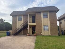 611 W Gilmer St in Ennis, TX - Building Photo